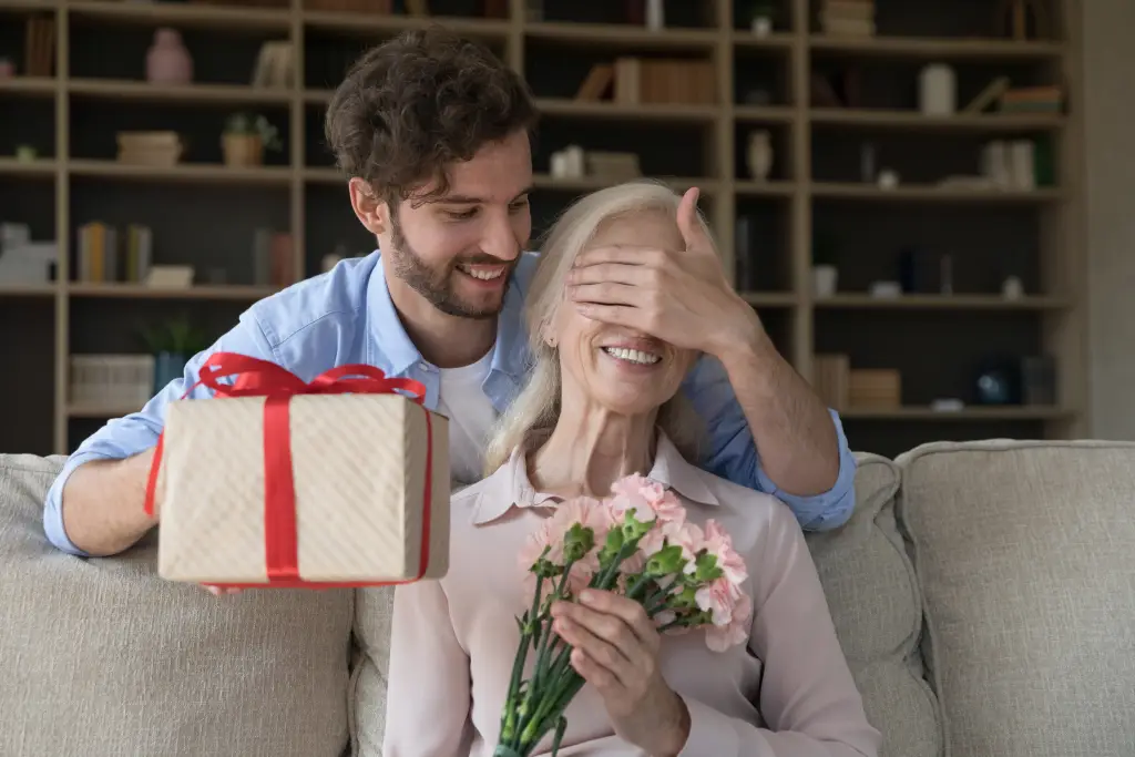 11 Contoh Berbuat Baik kepada Orang Tua yang Bisa Dilakukan