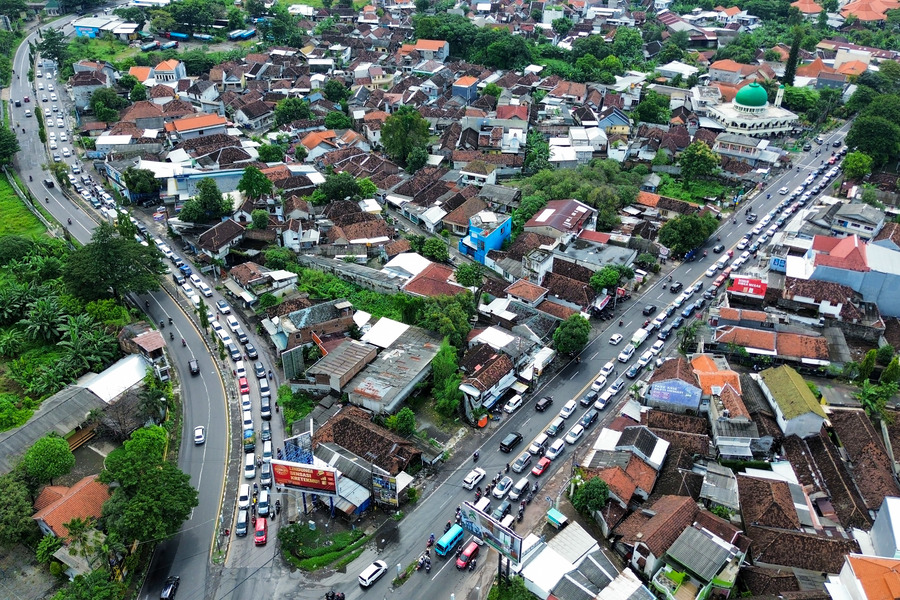 Foto Udara arus lalu lintas kendaraan memadati jalur wisata Prigen di Perempatan Taman Dayu, Pandaan, Pasuruan, Jawa Timur, Rabu (2/4/2025)