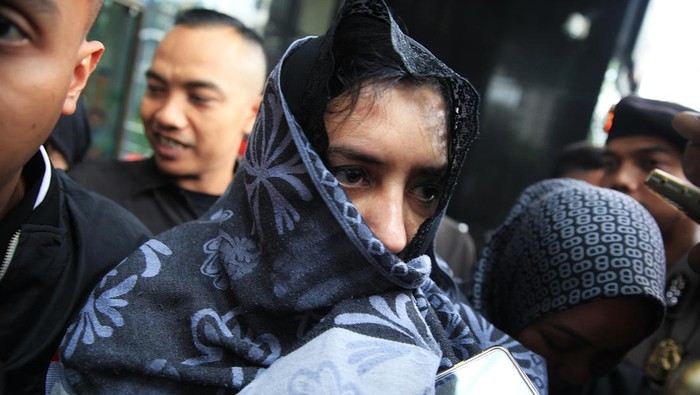 ditahan-kpk-bupati-pekalongan-tutupi-wajah-1772603089645_169