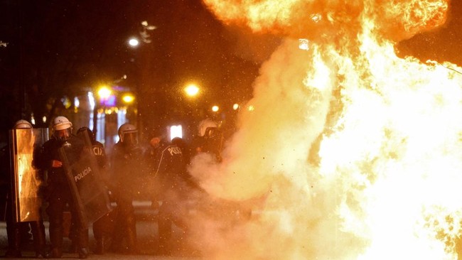 para-petugas-polisi-bereaksi-terhadap-bom-molotov-selama-protes-anti-pemerintah-yang-dipicu-oleh-penyelidikan-korupsi-terhadap-1774252921750_169