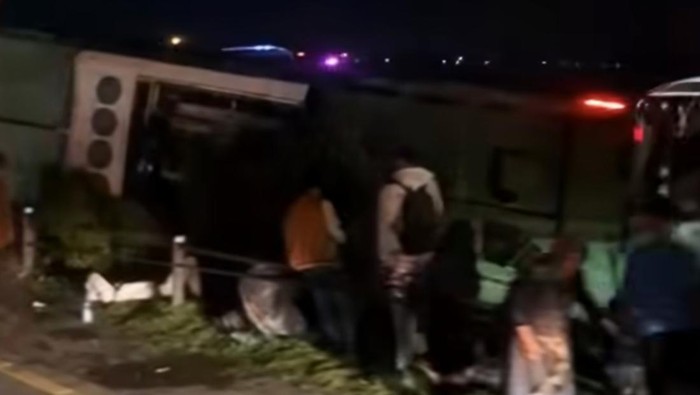 bus-restu-terguling-di-km-689500a-tol-jombang-mojokerto-1775147199252_169