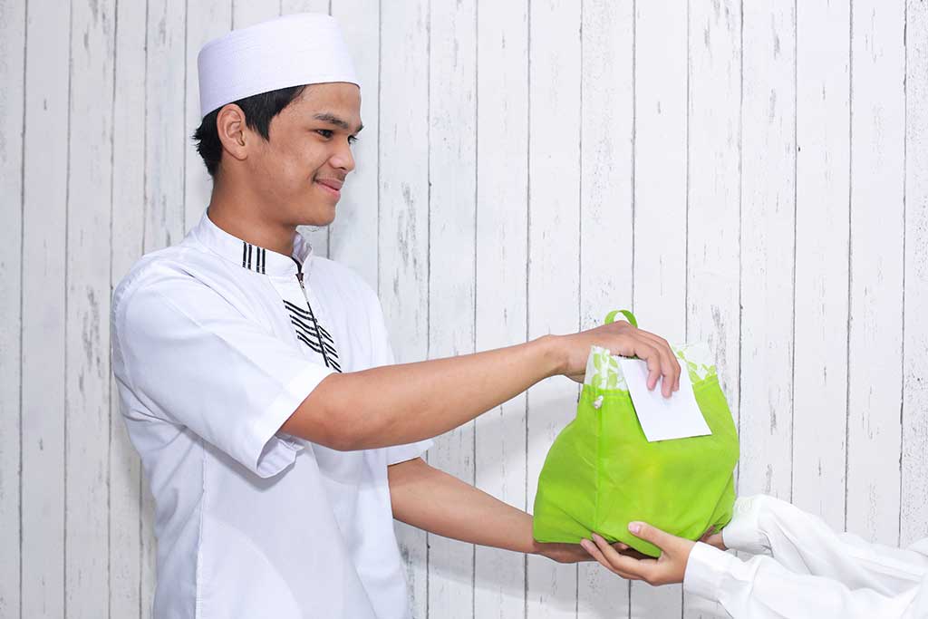 Salah satu bentuk utama berbagi kebaikan dalam Islam adalah melalui zakat dan sedekah