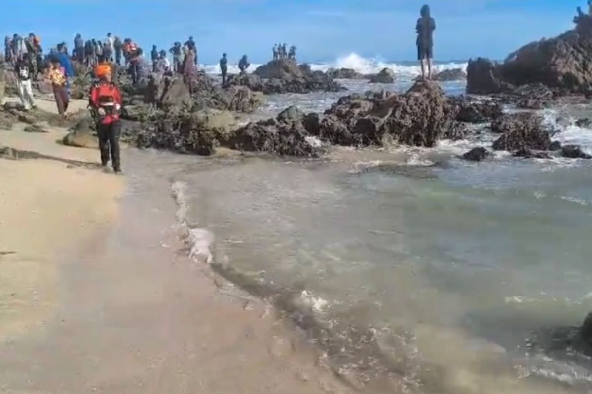 Berita Penting: Tim SAR Banten cari warga China terseret arus Pantai Cibobos Lebak