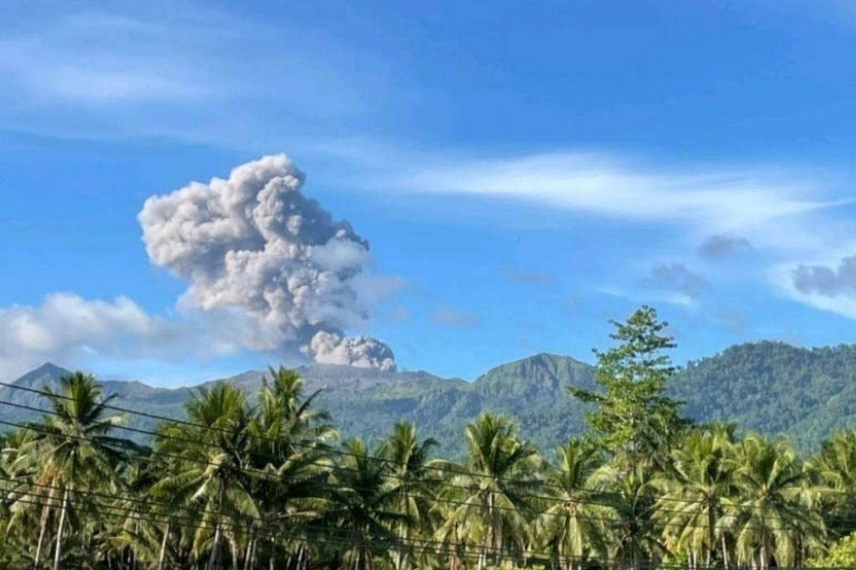 Gunung Dukono lontarkan abu vulkanik setinggi hingga 1.100 meter
