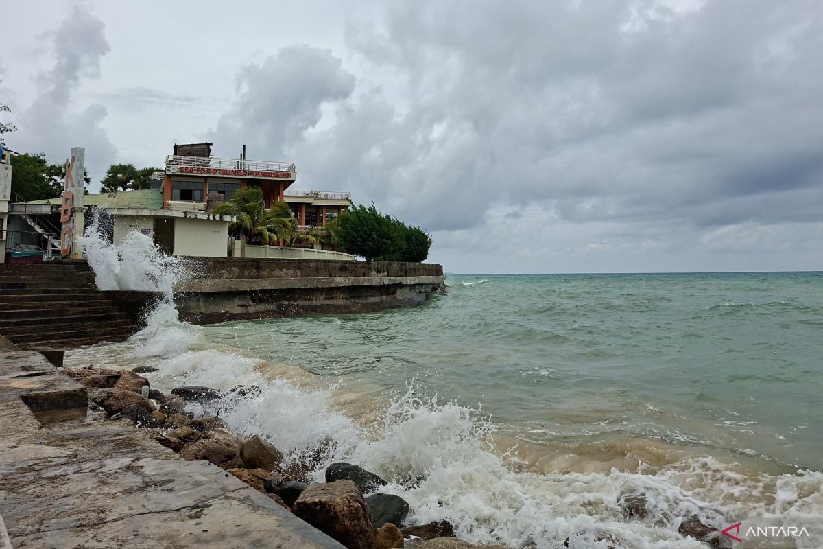 BMKG: Waspadai gelombang 2,5 meter di perairan NTT 18-21 Mei 2026