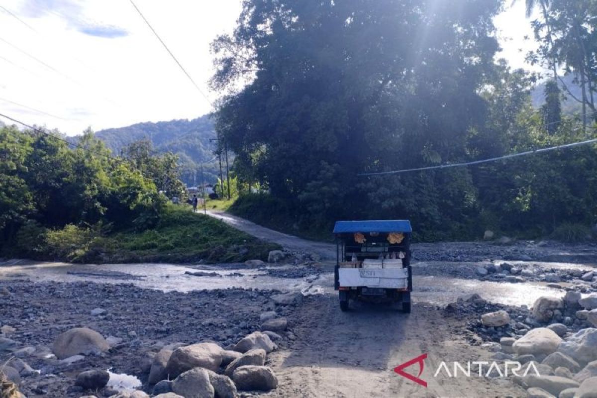 Jembatan putus akibat banjir – 2 desa di Kulawi Sigi Sulteng terisolir