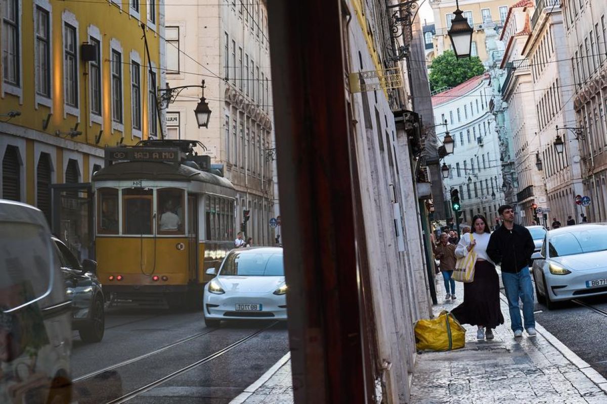 Trem kuning antik jadi simbol ikonis Kota Lisabon – Portugal