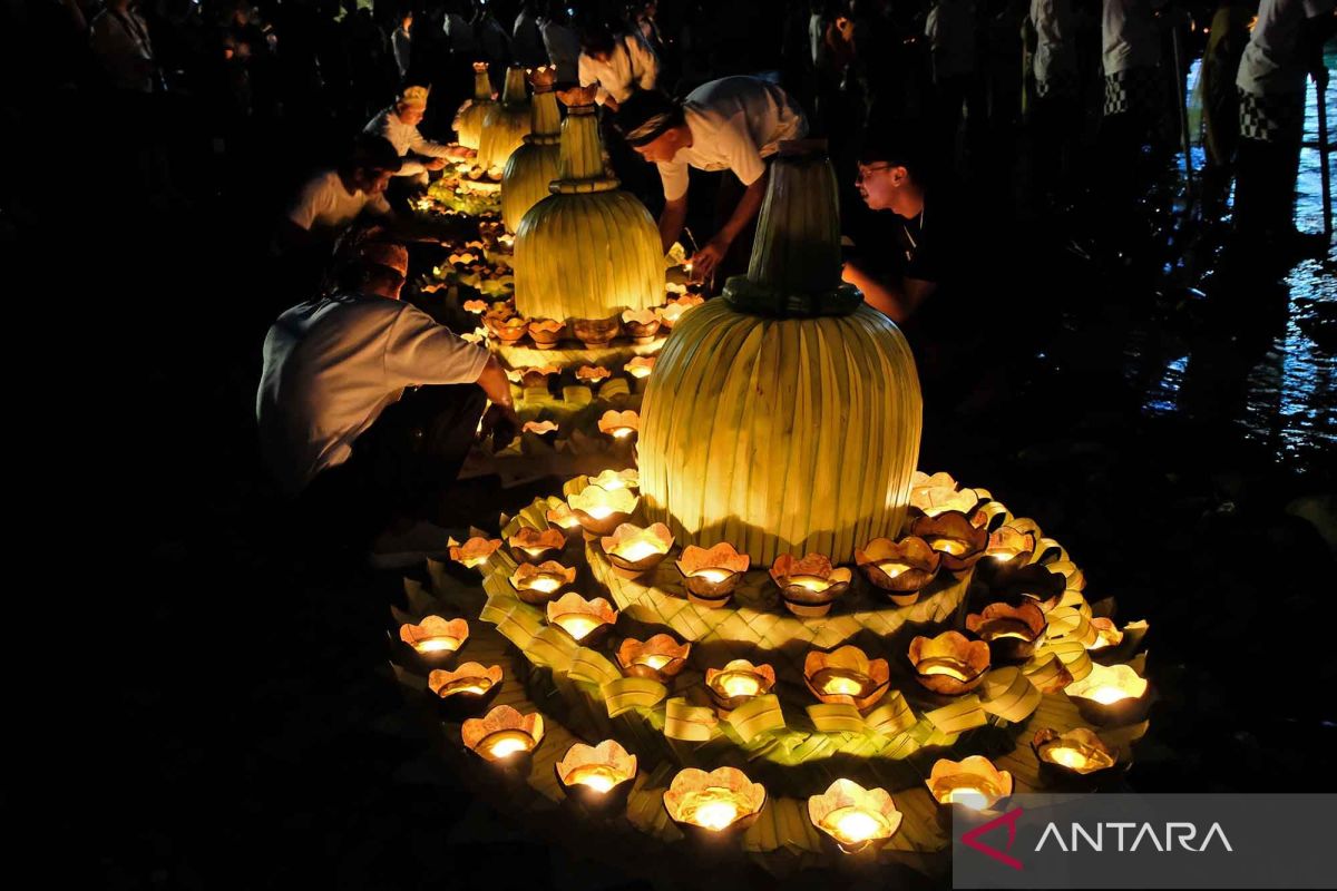 Solving Problems: Sambut Waisak dengan ritual Larung Pelita Purnama Sidhi di Borobudur