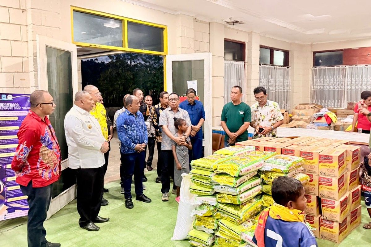 Important Visit: Pemprov Papua salurkan bantuan bagi korban ledakan bom di Biak Numfor