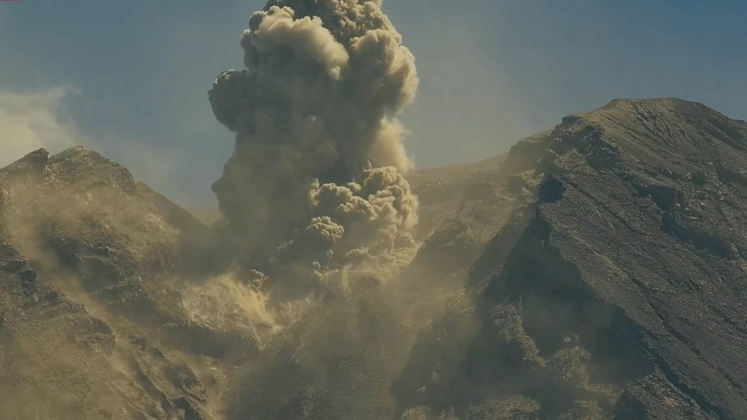 Gunung Semeru 19 kali erupsi dengan ketinggian kolom abu capai 1200 m