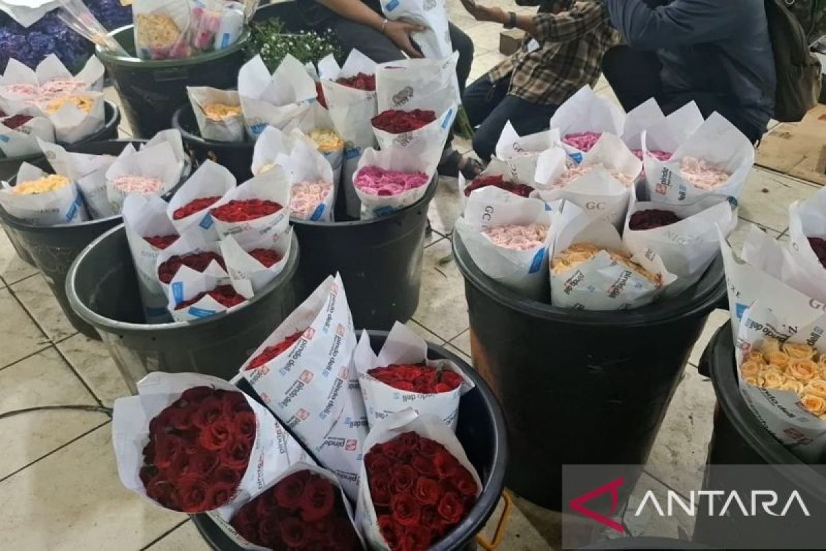 New Policy: Harga komoditas bunga mawar di Pasar Rawa Belong melonjak tajam