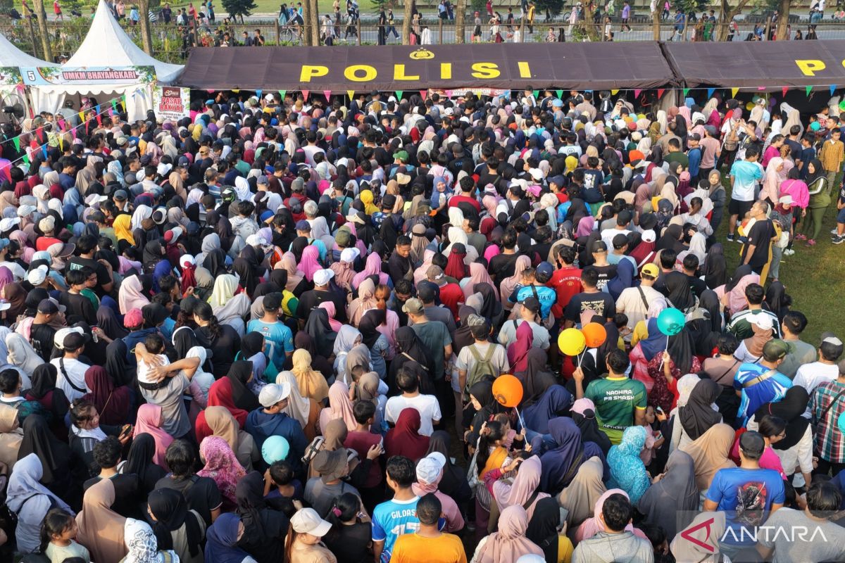 Historic Moment: Pasar rakyat Polri diserbu warga Cikarang Bekasi