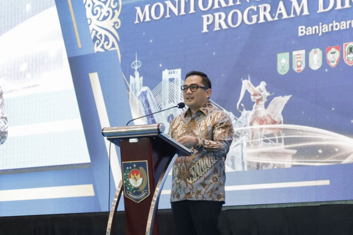 Topics Covered: Komisi II DPR: Sinergi pusat-daerah kunci sukses 10 program Presiden