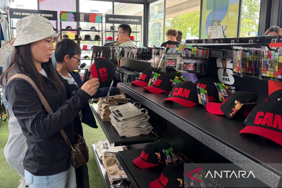 Pengunjung berburu jersi dan cendera mata resmi Piala Dunia di Vancouver