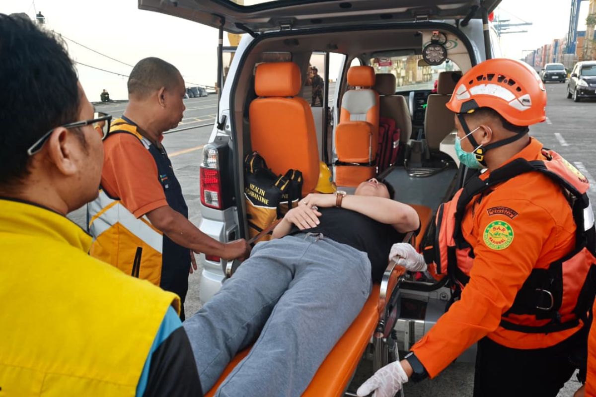 SAR Makassar evakuasi ABK Vietnam sakit akut saat di tengah laut