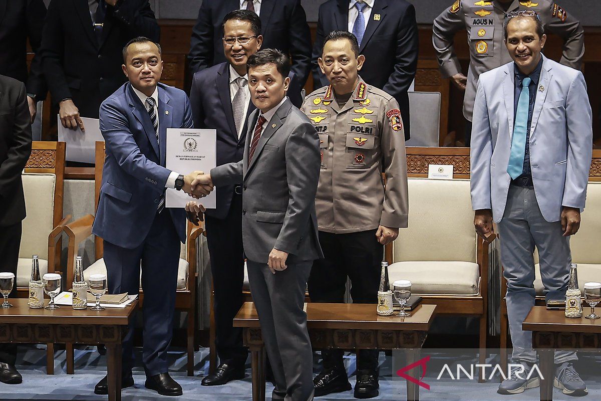 Hukum – Dari UU Polri hingga penyekapan perempuan di Bandung