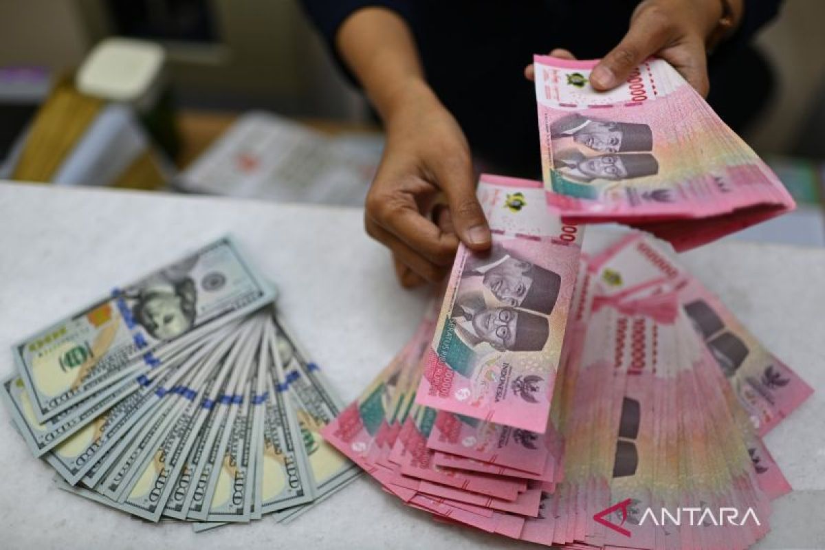 Topics Covered: Rupiah melemah seiring Trump ancam aksi militer di Lebanon