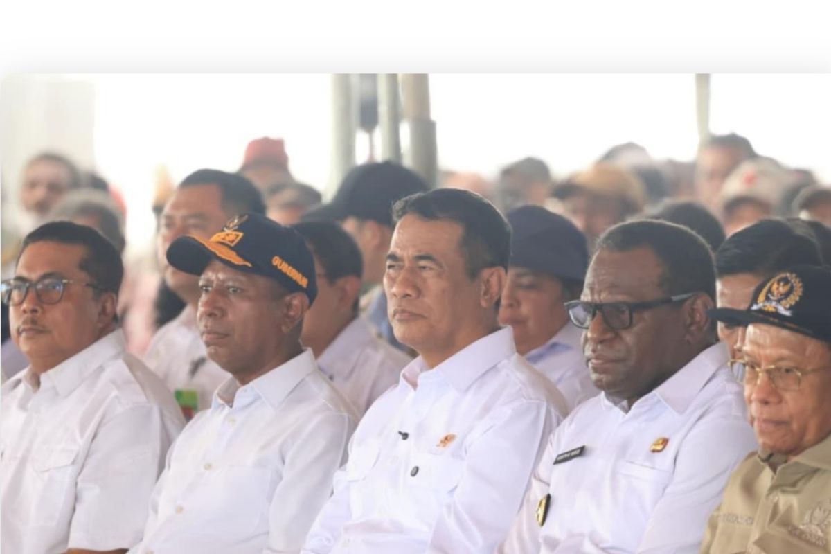 Latest Program: Mentan Amran serahkan bantuan peralatan pertanian bagi petani Merauke