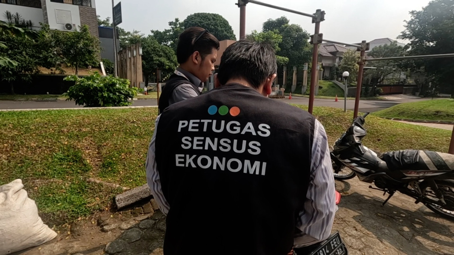 Solution For: Tantangan petugas SE2026 Bogor sisir gang sempit hingga perumahan sepi