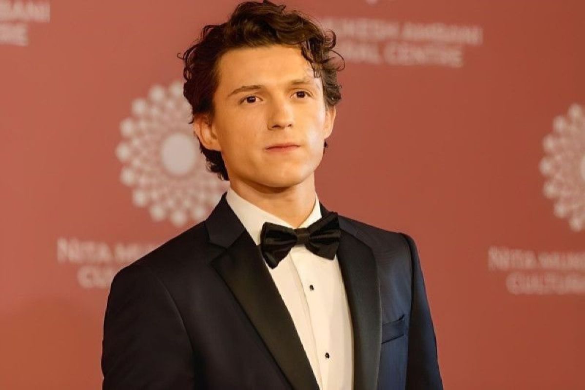 Tom Holland akan membintangi film biografi Fred Astaire