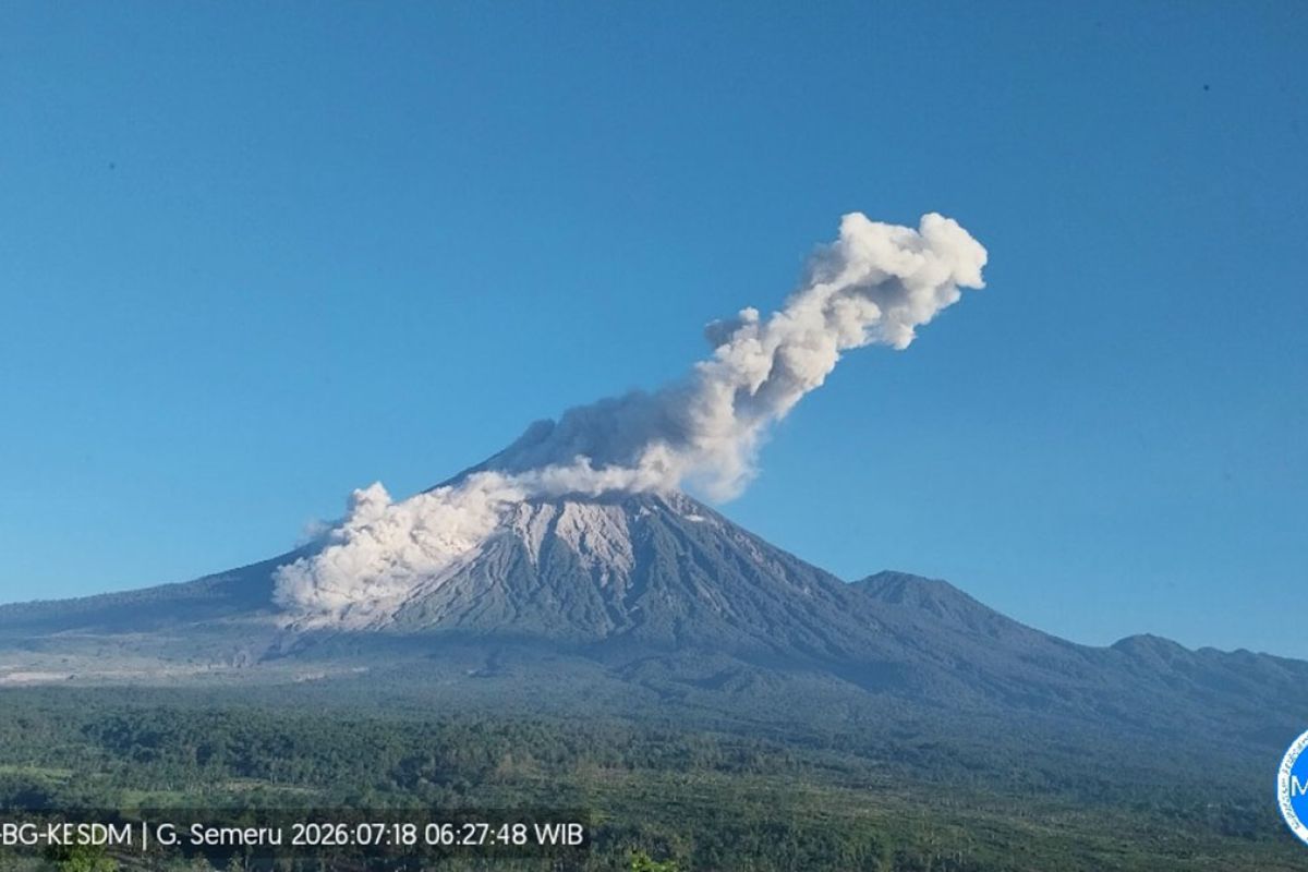 Sabtu, Gunung Semeru erupsi disertai luncuran awan panas sejauh 3,5 km
