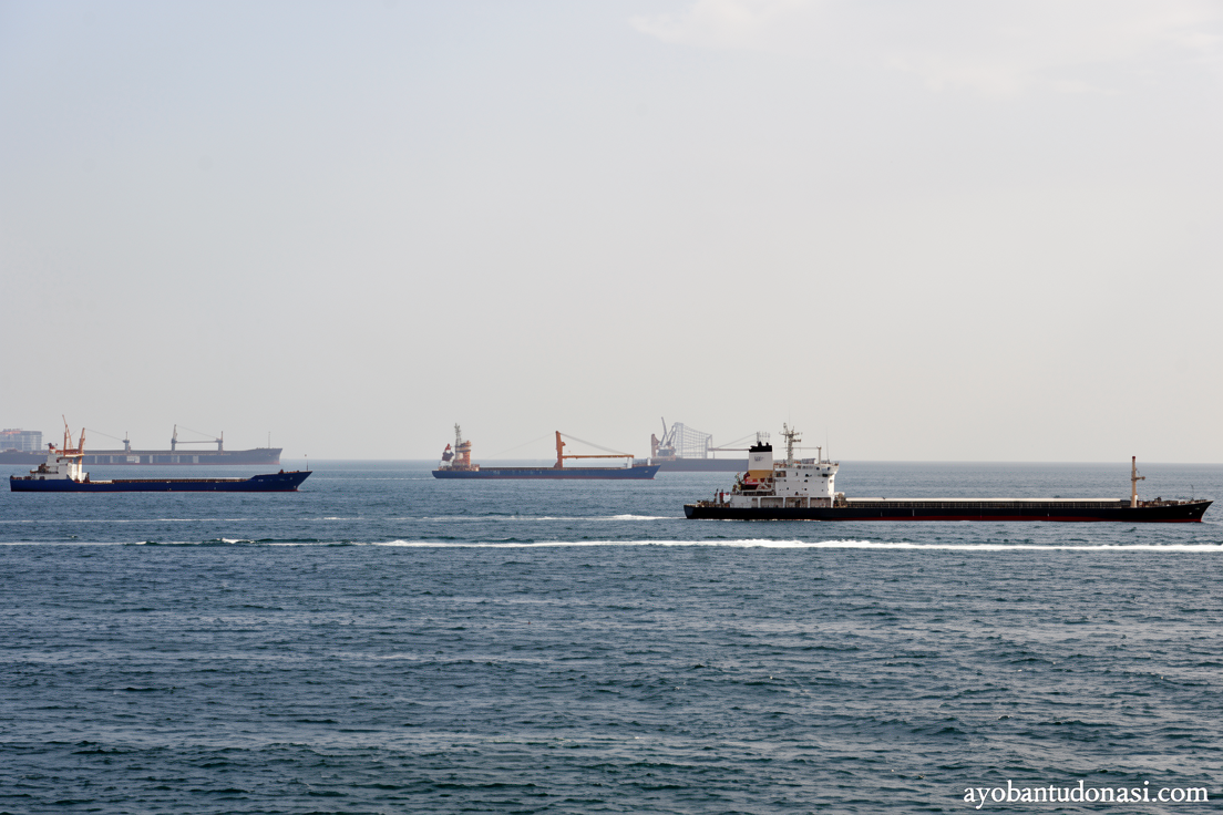 Iran sebut 2 kapal alami insiden di Selat Hormuz karena lewati rute AS