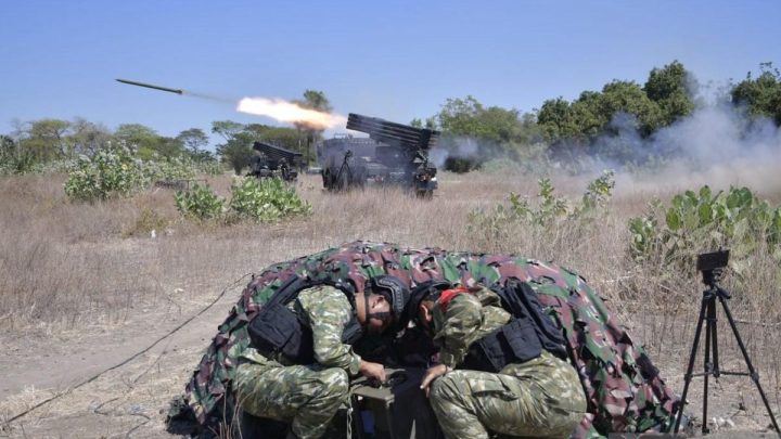 Korps Marinir uji tembak roket MLRS Vampire kaliber 122 milimeter