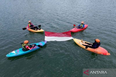 Aksi pembentangan Bendera Merah Putih di tempat yang unik meriahkan HUT 81 RI