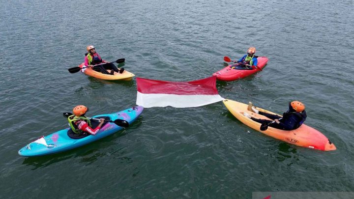 Aksi pembentangan Bendera Merah Putih di tempat yang unik meriahkan HUT 81 RI