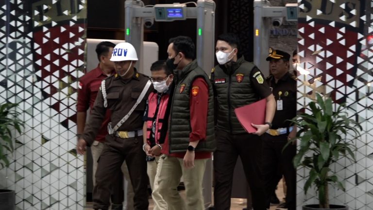 KEJAGUNG-TETAPKAN-DUA-PEGAWAI-PAJAK-TERSANGKA-KORUPSI-EKSPOR-22PULP-22