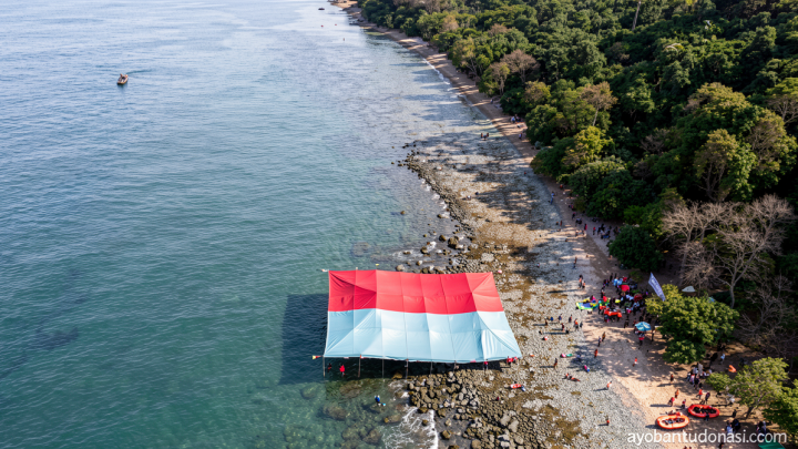 HUT ke-81 RI, Lanal Banten bentangkan Merah Putih raksasa di laut