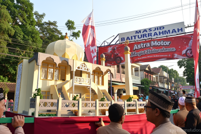 Pawai miniatur masjid dan telur hias sambut Maulid Nabi di Bali