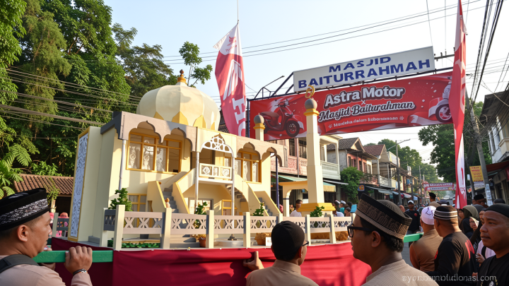 Pawai miniatur masjid dan telur hias sambut Maulid Nabi di Bali