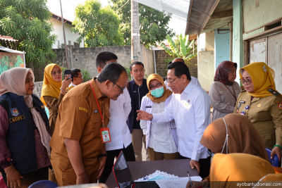 Kemenkes hibahkan alat portable X-ray untuk skrining TB di Palembang
