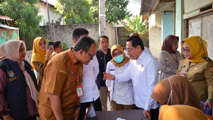 Kemenkes hibahkan alat portable X-ray untuk skrining TB di Palembang