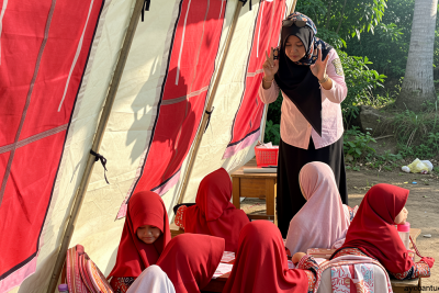 Tiga kelas terbakar, siswa SDN 11 Palu belajar di tenda