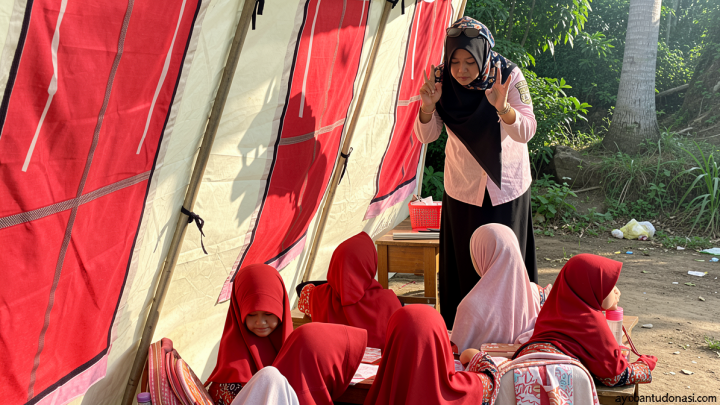 Tiga kelas terbakar, siswa SDN 11 Palu belajar di tenda