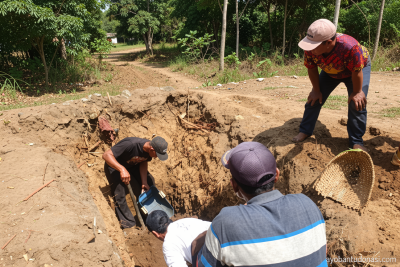 Warga bongkar Makam kuno di Sembung Tulungagung